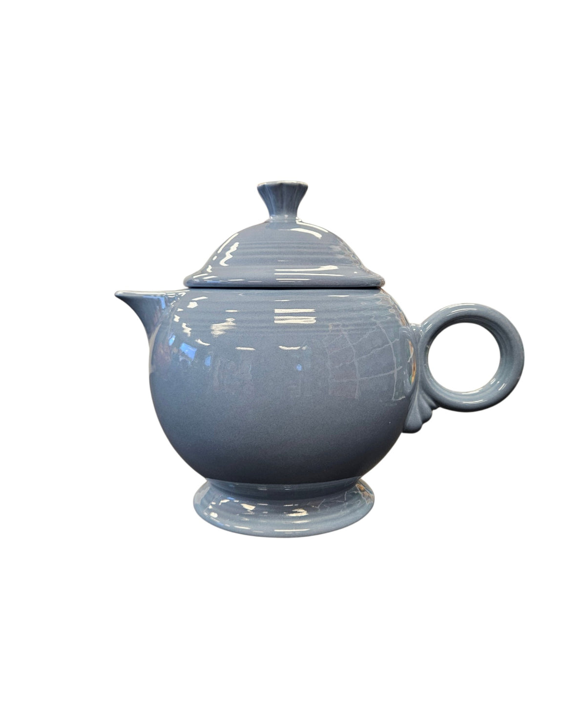 This is a Fiesta Fiestaware Five-cup 5-cup Ring Handled Tea Pot with Lid in Periwinkle. lead-free, Post 1986, Retired Color Retired Shape


