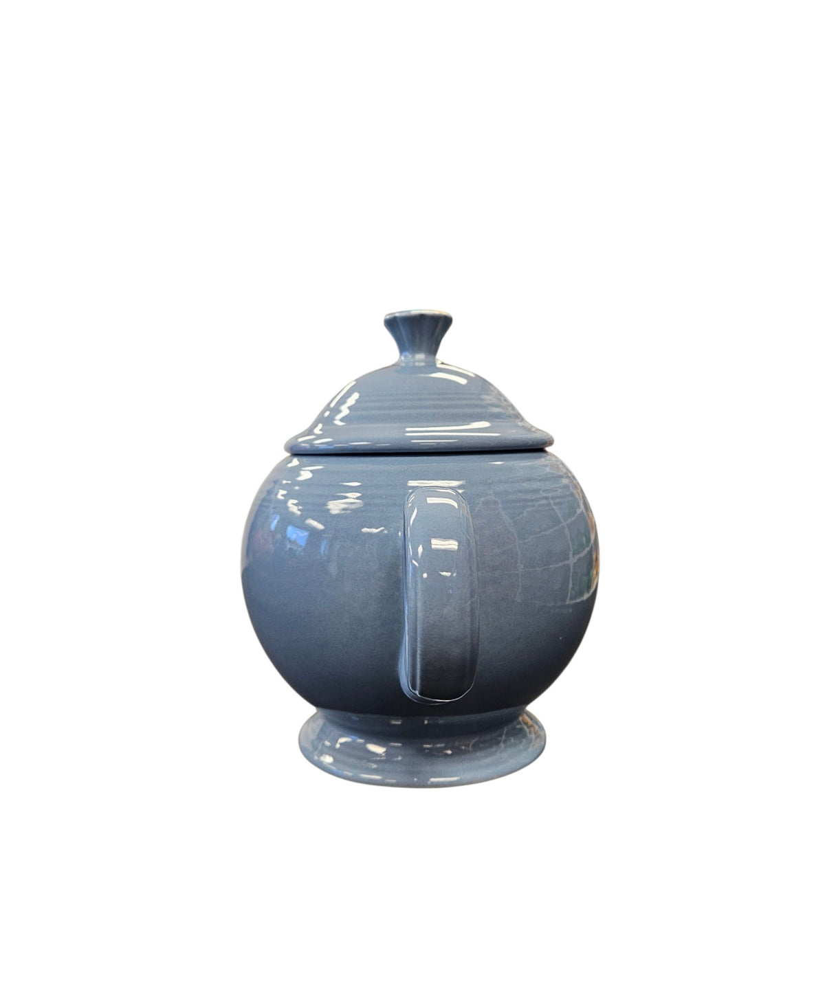 This is a Fiesta Fiestaware Five-cup 5-cup Ring Handled Tea Pot with Lid in Periwinkle. lead-free, Post 1986, Retired Color Retired Shape
