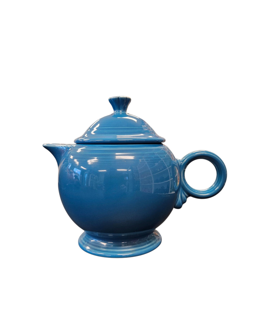 This is a Fiesta Fiestaware Five-cup 5-cup Ring Handled Tea Pot with Lid in Peacock. lead-free, Post 1986, Retired Color Retired Shape
