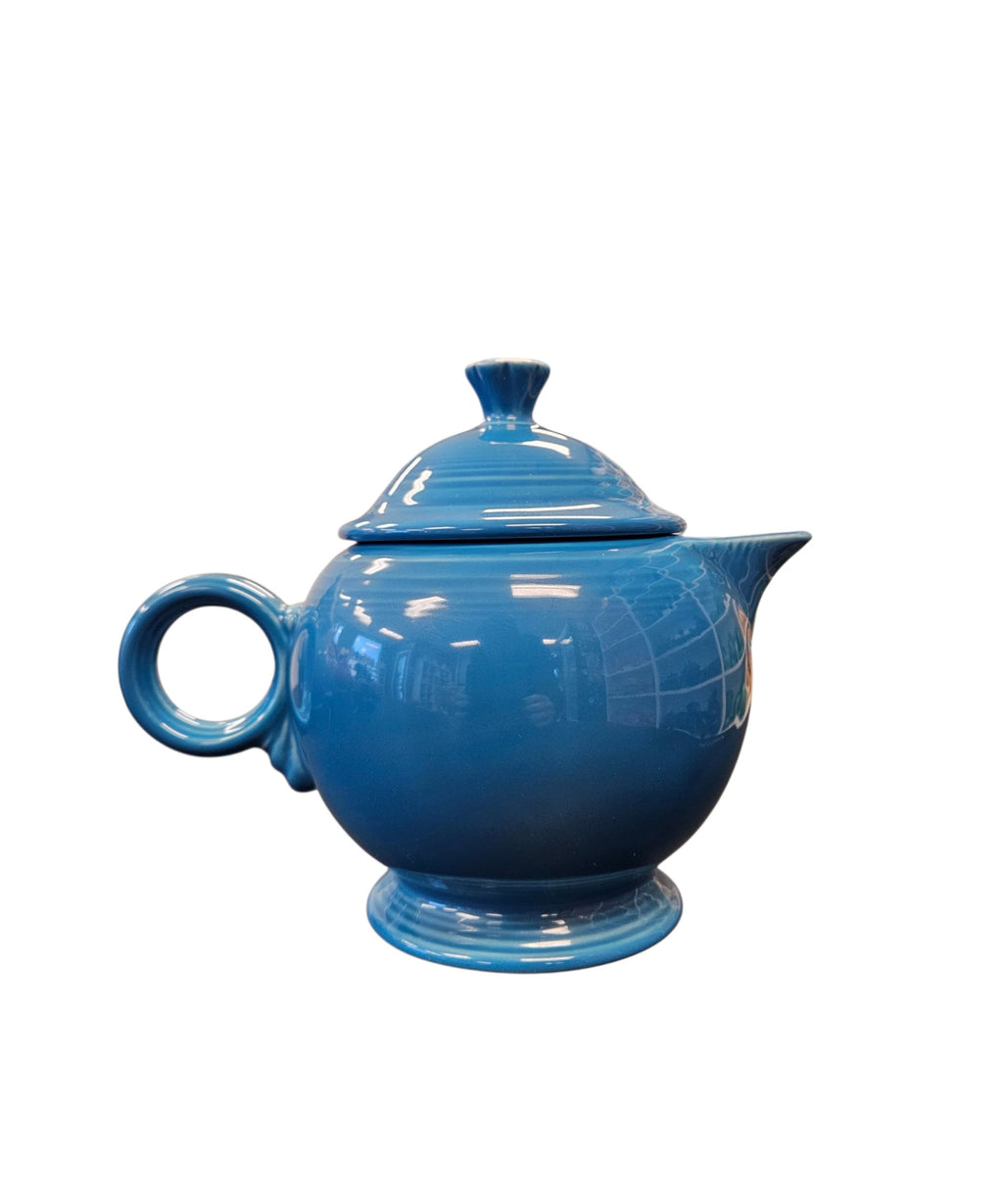 This is a Fiesta Fiestaware Five-cup 5-cup Ring Handled Tea Pot with Lid in Peacock. lead-free, Post 1986, Retired Color Retired Shape
