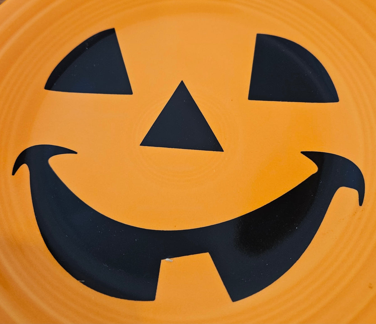 This is a Fiesta fiestaware Classic Luncheon Plate featuring the Happy Pumpkin decal on tangerine. Lead free, Post 1986, Retired Production Decal, Retired Color, Fall, Thanksgiving, Halloween
