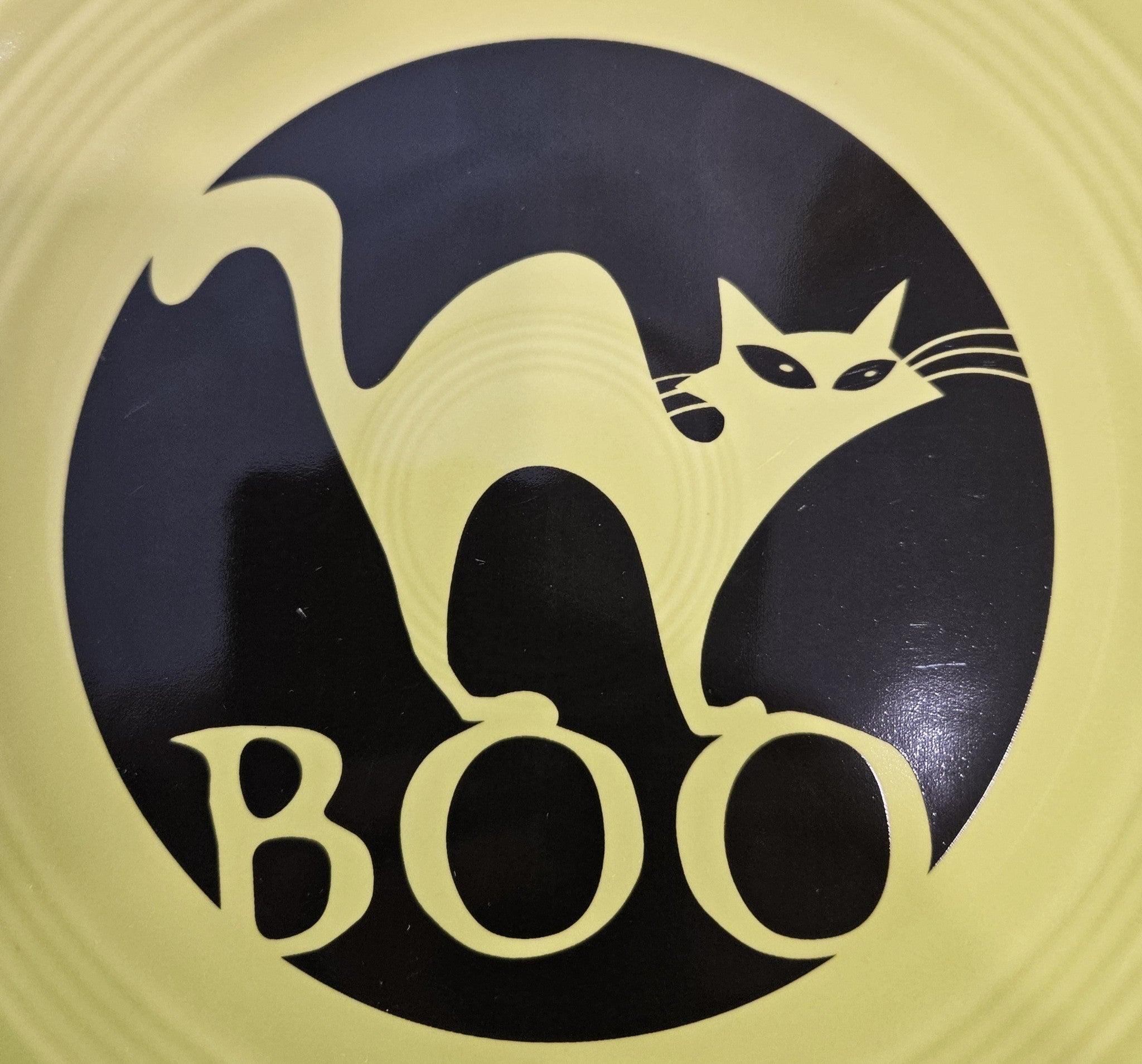 This is a Fiesta fiestaware Classic Luncheon plate featuring the Boo Cat decal on Lemongrass. Lead free, Post 1986 retired decal, retired color, Halloween
