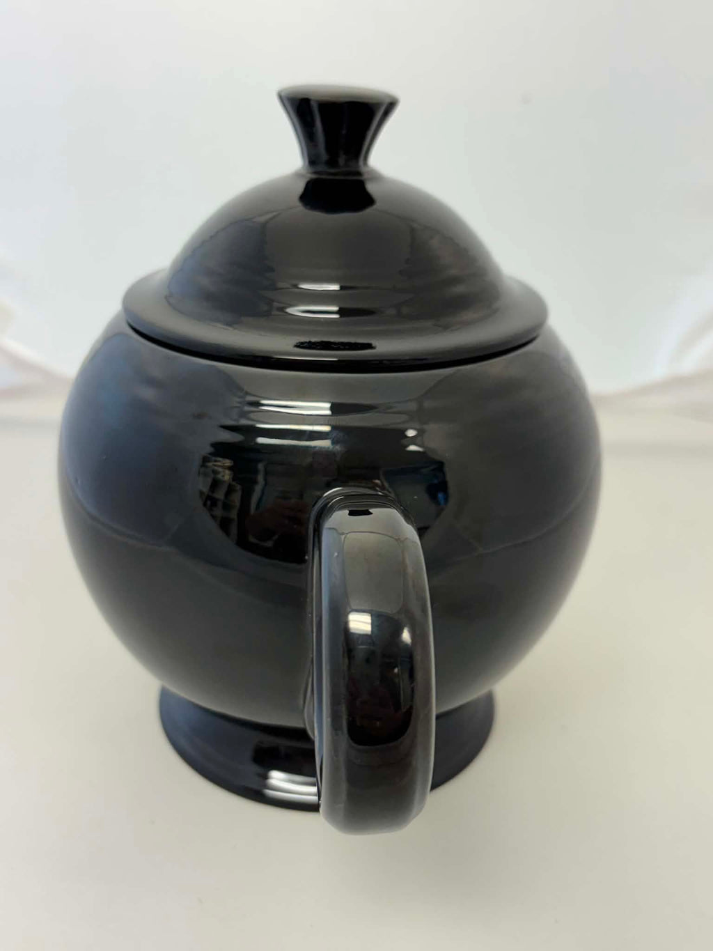 This is a Fiesta Fiestaware Five-cup 5-cup Ring Handled Tea Pot with Lid in Black. lead-free, Post 1986, Retired Color Retired Shape
