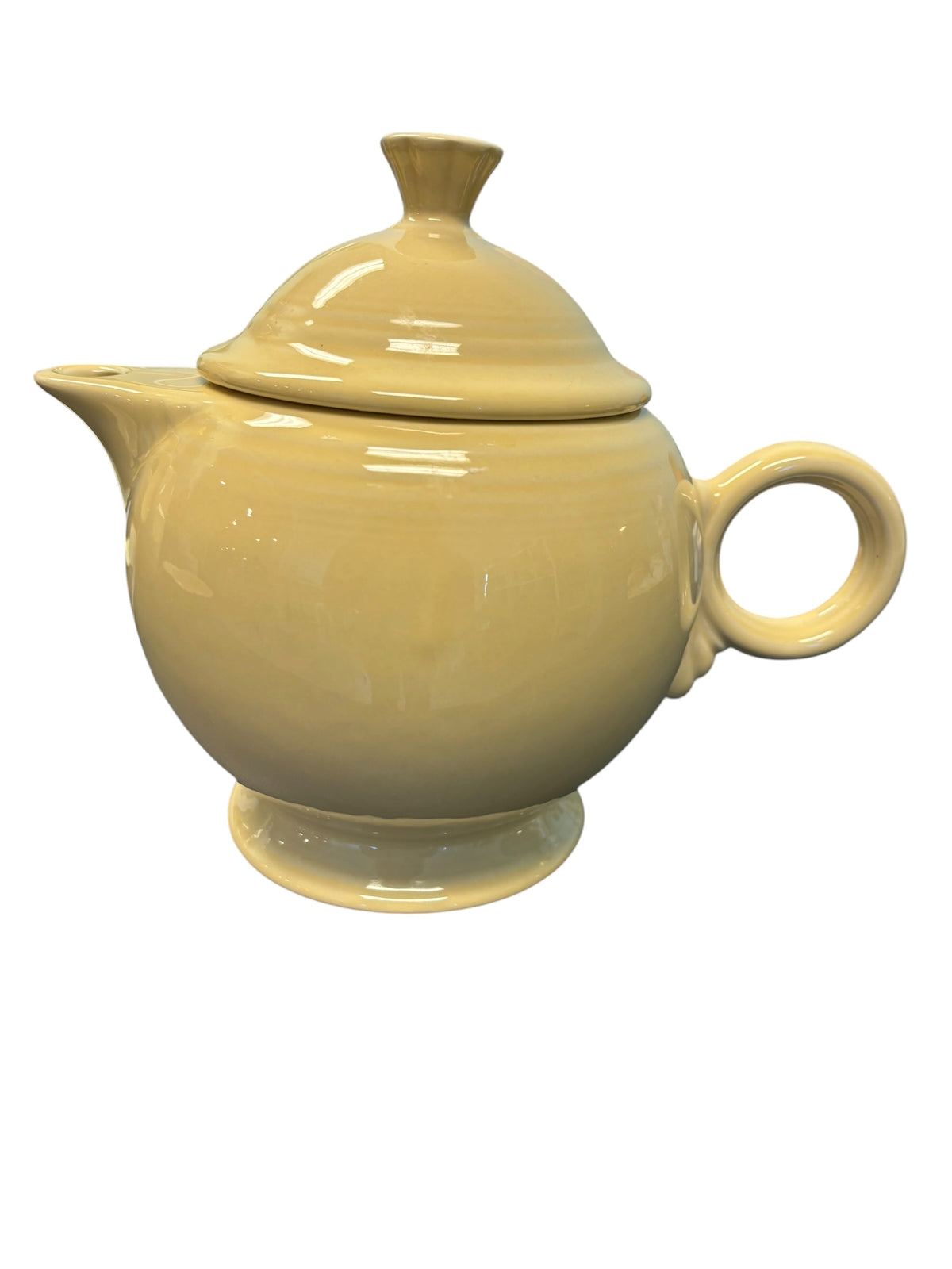 This is a Fiesta Fiestaware Five-cup 5-cup Ring Handled Tea Pot with Lid in Ivory. lead-free, Post 1986, Retired Color Retired Shape
