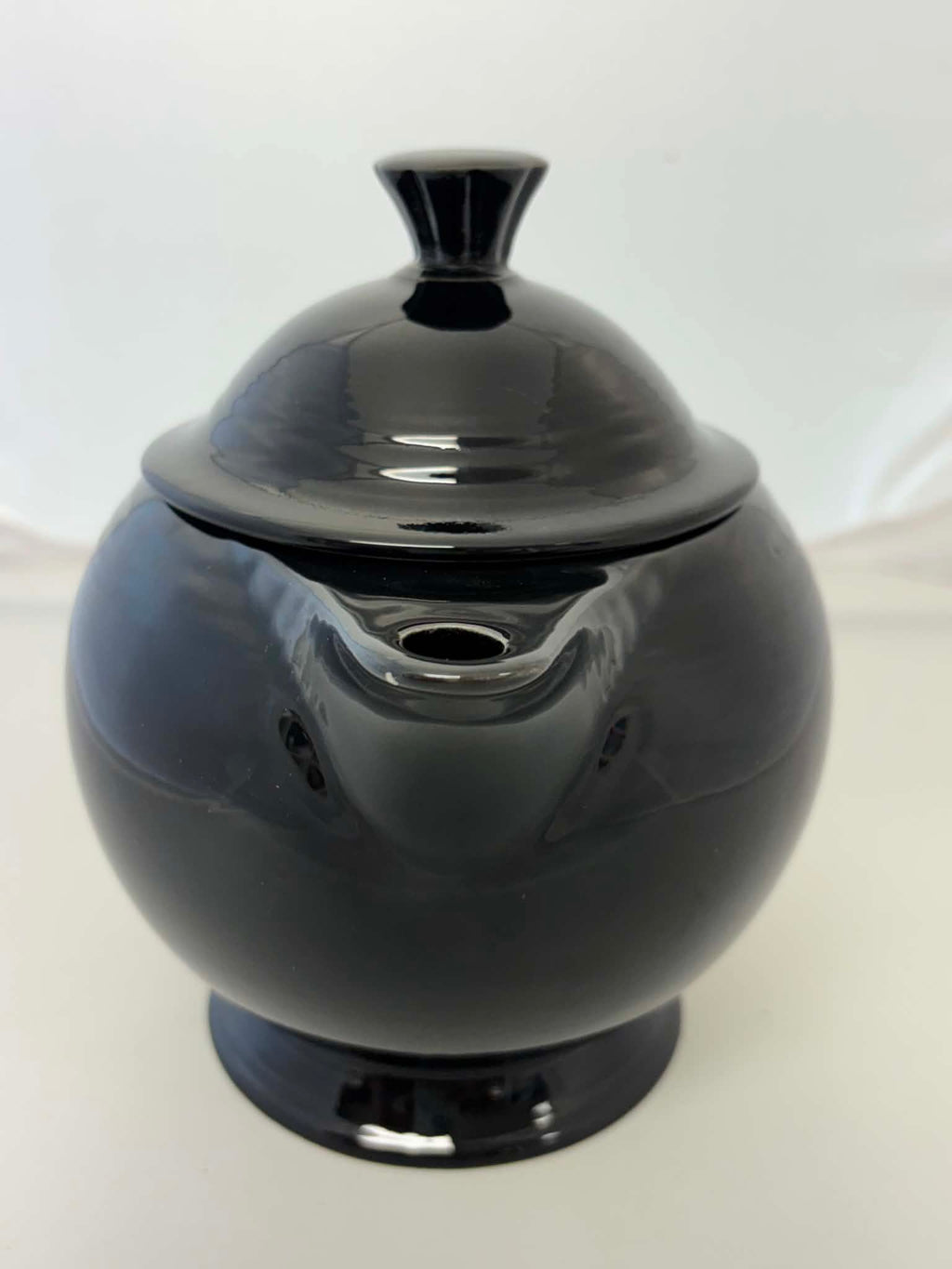 This is a Fiesta Fiestaware Five-cup 5-cup Ring Handled Tea Pot with Lid in Black. lead-free, Post 1986, Retired Color Retired Shape
