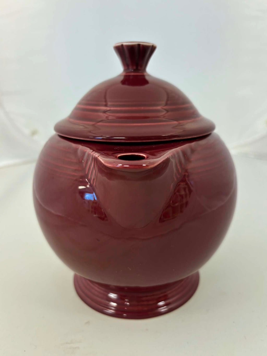 This is a Fiesta Fiestaware Five-cup 5-cup Ring Handled Tea Pot with Lid in Cinnabar. lead-free, Post 1986, Retired Color Retired Shape
