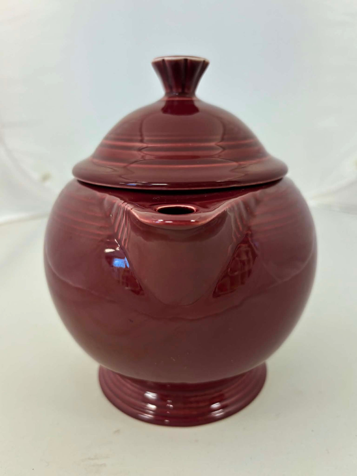 This is a Fiesta Fiestaware Five-cup 5-cup Ring Handled Tea Pot with Lid in Cinnabar. lead-free, Post 1986, Retired Color Retired Shape
